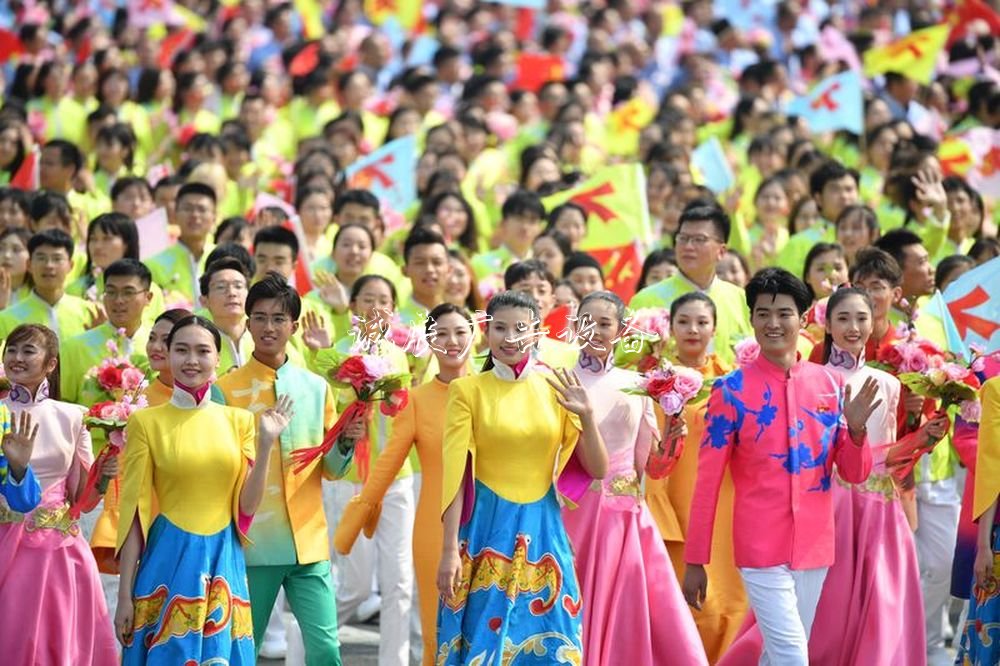 专家解释庆祝大会户外广告灯箱队列中的服饰“密码”