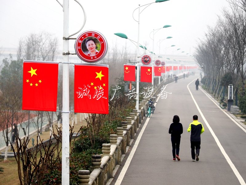 好人灯箱亮相长沙街头灯箱 化作道德灯塔扮靓城市景