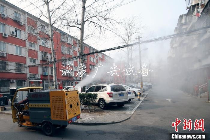 北京丰台北大地西区社区加强喷洒消毒，做到没有死角。　中新社记者 盛佳鹏 摄